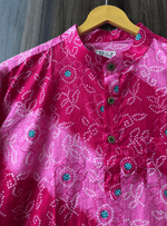 Load image into Gallery viewer, Men’s Handcrafted Bandhani Short Kurta – Rani Pink Tie-Dye Print
