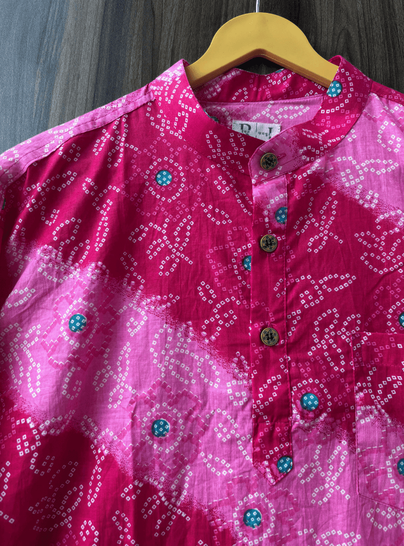Men’s Handcrafted Bandhani Short Kurta – Rani Pink Tie-Dye Print