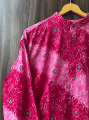 Men’s Handcrafted Bandhani Short Kurta – Rani Pink Tie-Dye Print