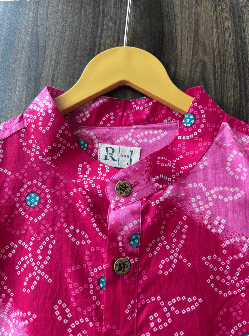 Men’s Handcrafted Bandhani Short Kurta – Rani Pink Tie-Dye Print